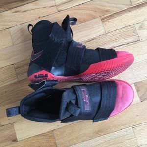 Lebron Soldiers 10 Size 8.5 men’s and women’s 10!